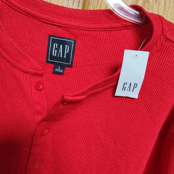 NWT GAP Men's Red Waffle Henley Shirt - Picture 2 of 4